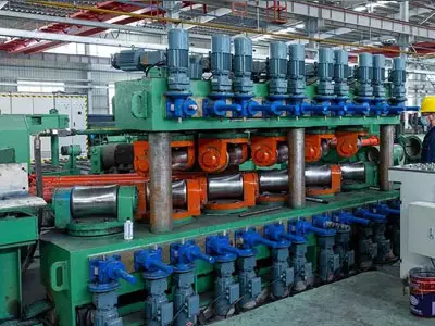 Equipos para enderezar tubos de acero.